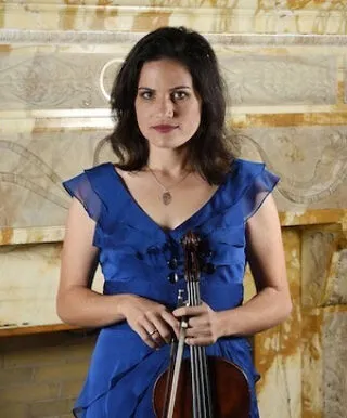 Portrait of Liz Freivogel, violist