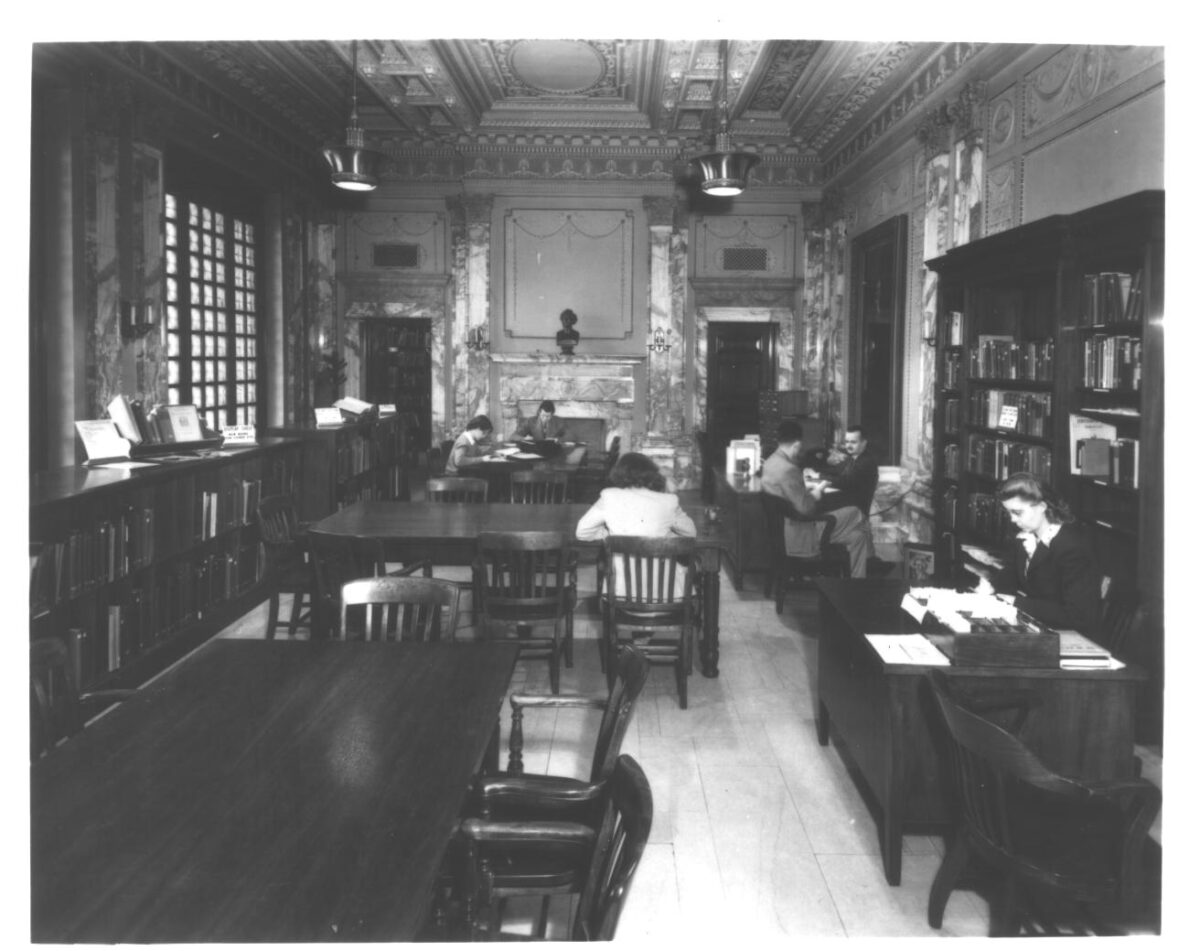 A black and white archival photo of the Memorial Room at Smith Memorial Hall.