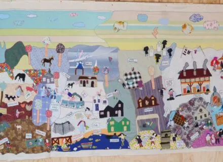 A 5.5 yard embroidery depicting the urban history of Lota from a female perspective.