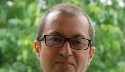 headshot of Fernando Luiz Lara with blurred background of trees