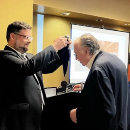 Ralph Johnson, FAIA, LEED AP (BArch '71) receives the Illinois Medal at AIA '22.