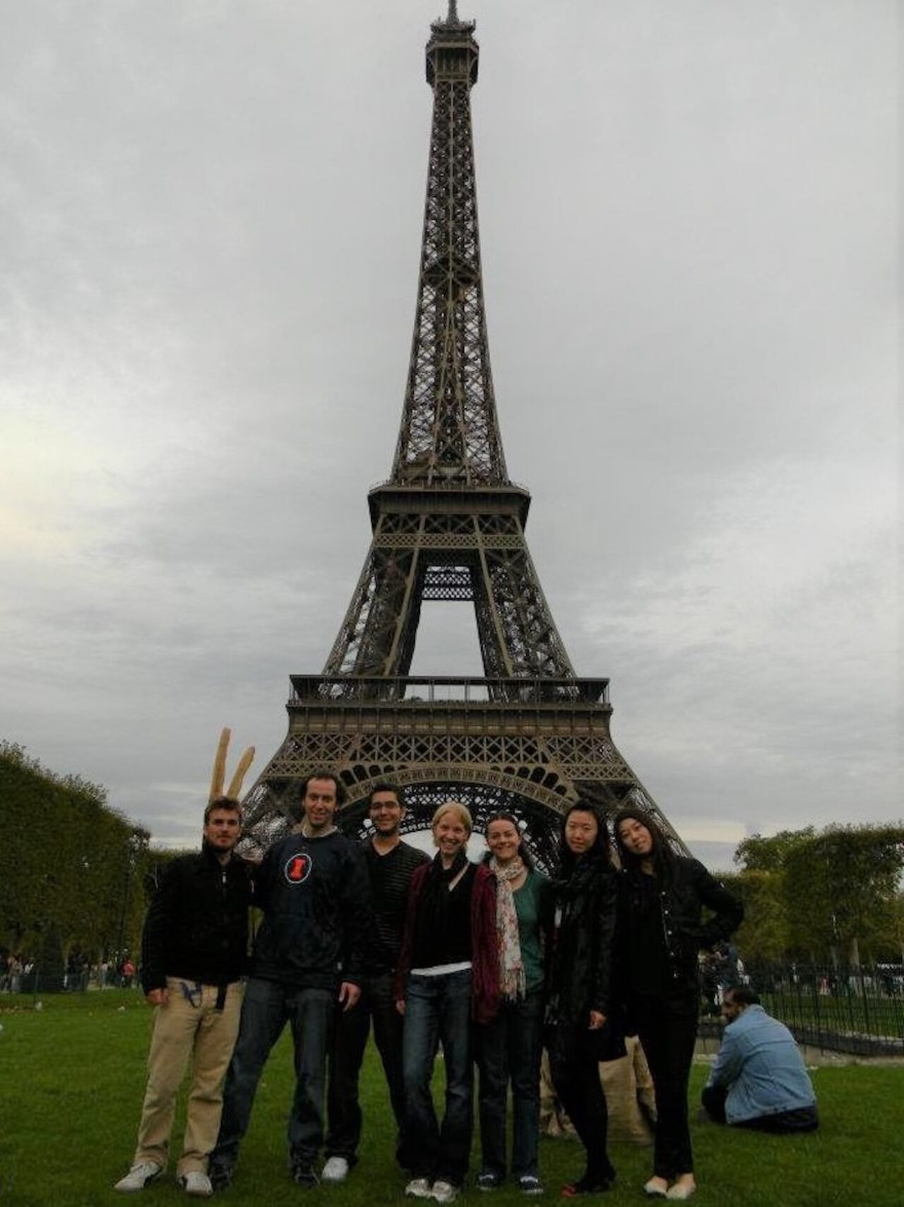 Diana Gedye (Bachelor of Science in Architecture, 2013) and fellow study abroad students in front of the Eiffel Tower