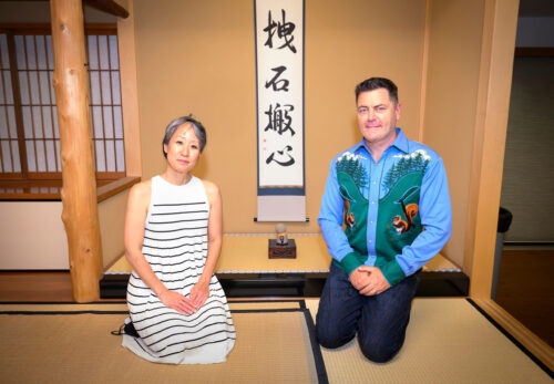 2 people kneel on a carpet