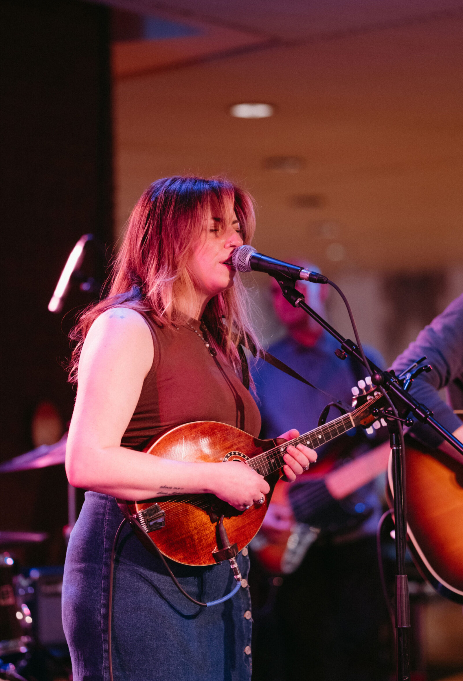 Carrie Chandler playing guitar and singing